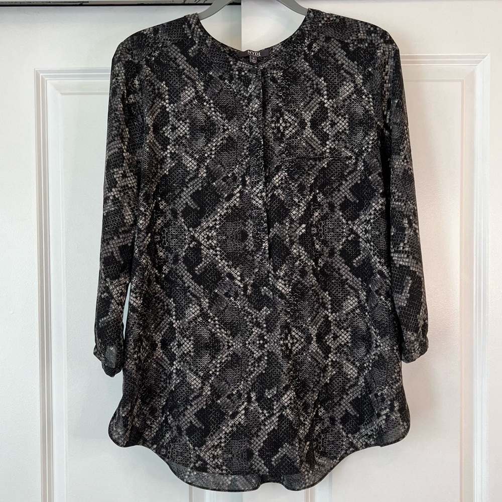 NYDJ Henley 3/4 Sleeve Snake Reptile print Pleat Back Blouse Women’s Size Large